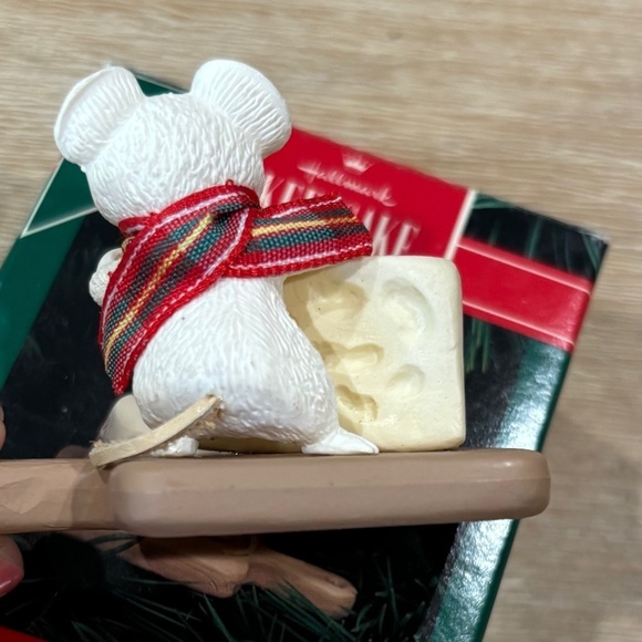 Vintage 1992 Hallmark Keepsake Merry Swiss Mouse Christmas Ornament - Picture 5 of 7